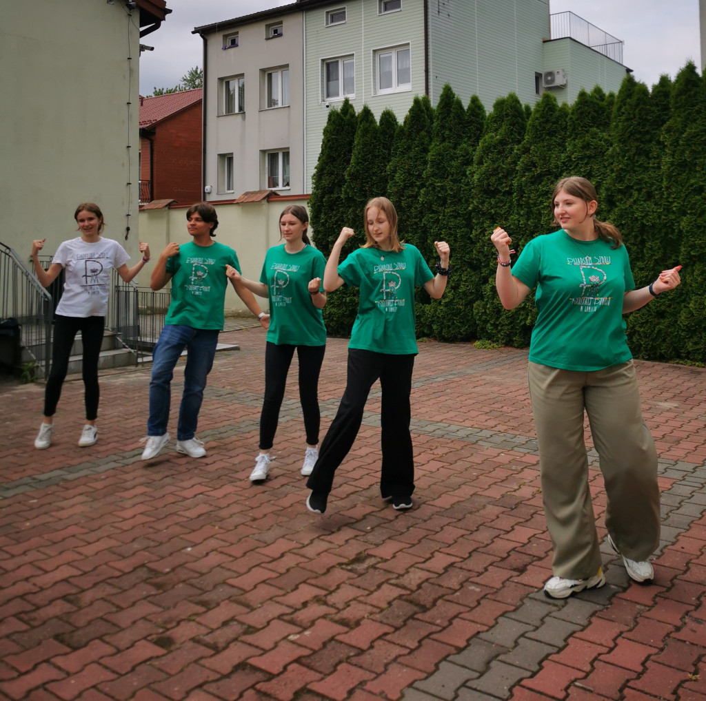 Wchodzą w przerwę tanecznym krokiem