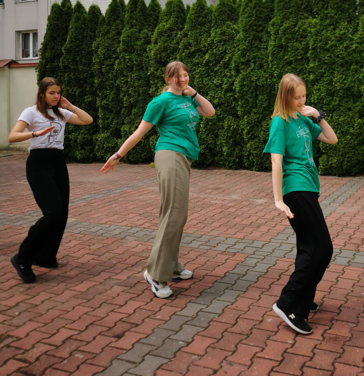 Wchodzą w przerwę tanecznym krokiem