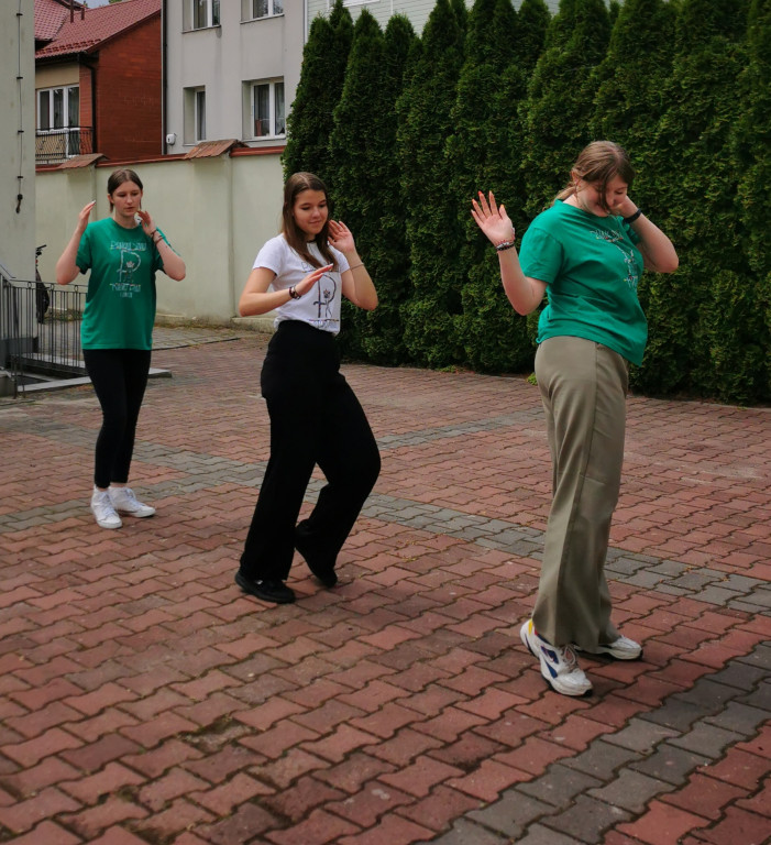 Wchodzą w przerwę tanecznym krokiem