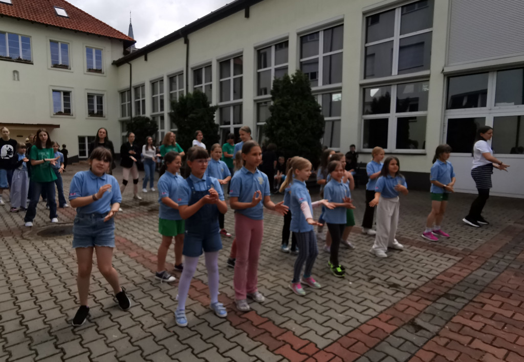 Wchodzą w przerwę tanecznym krokiem