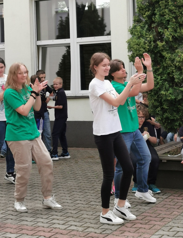 Wchodzą w przerwę tanecznym krokiem