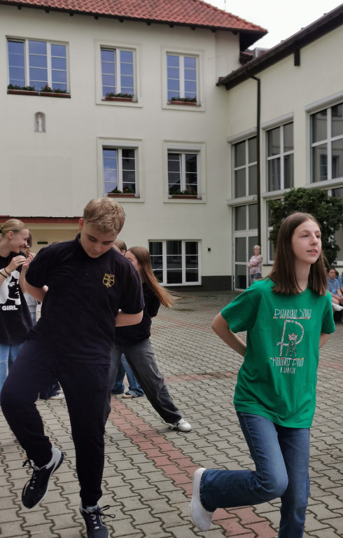 Wchodzą w przerwę tanecznym krokiem