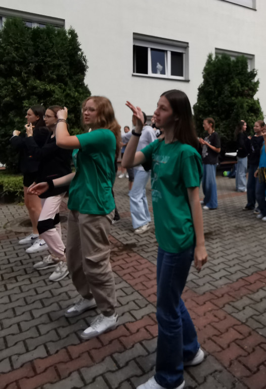 Wchodzą w przerwę tanecznym krokiem