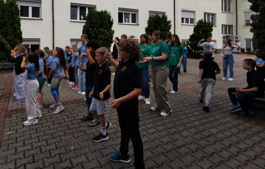 Wchodzą w przerwę tanecznym krokiem