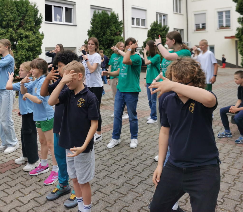 Wchodzą w przerwę tanecznym krokiem