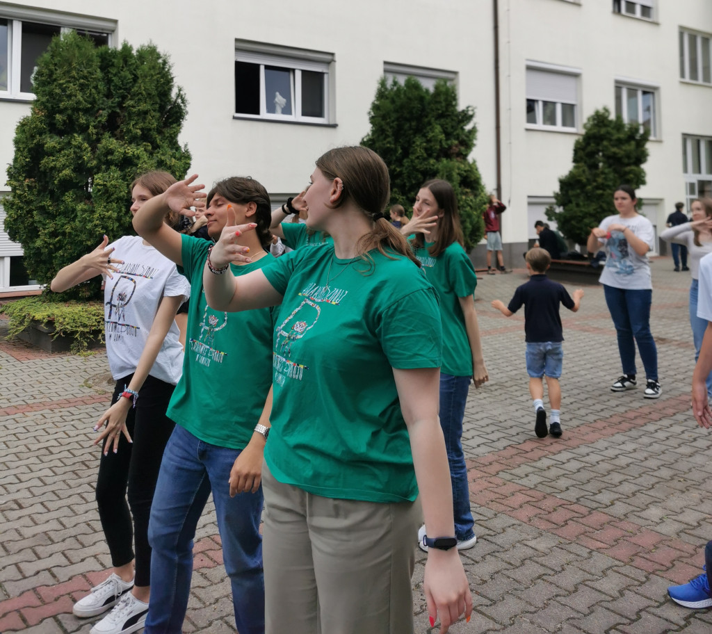 Wchodzą w przerwę tanecznym krokiem