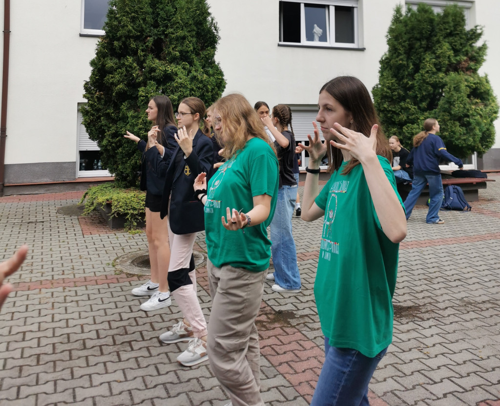 Wchodzą w przerwę tanecznym krokiem