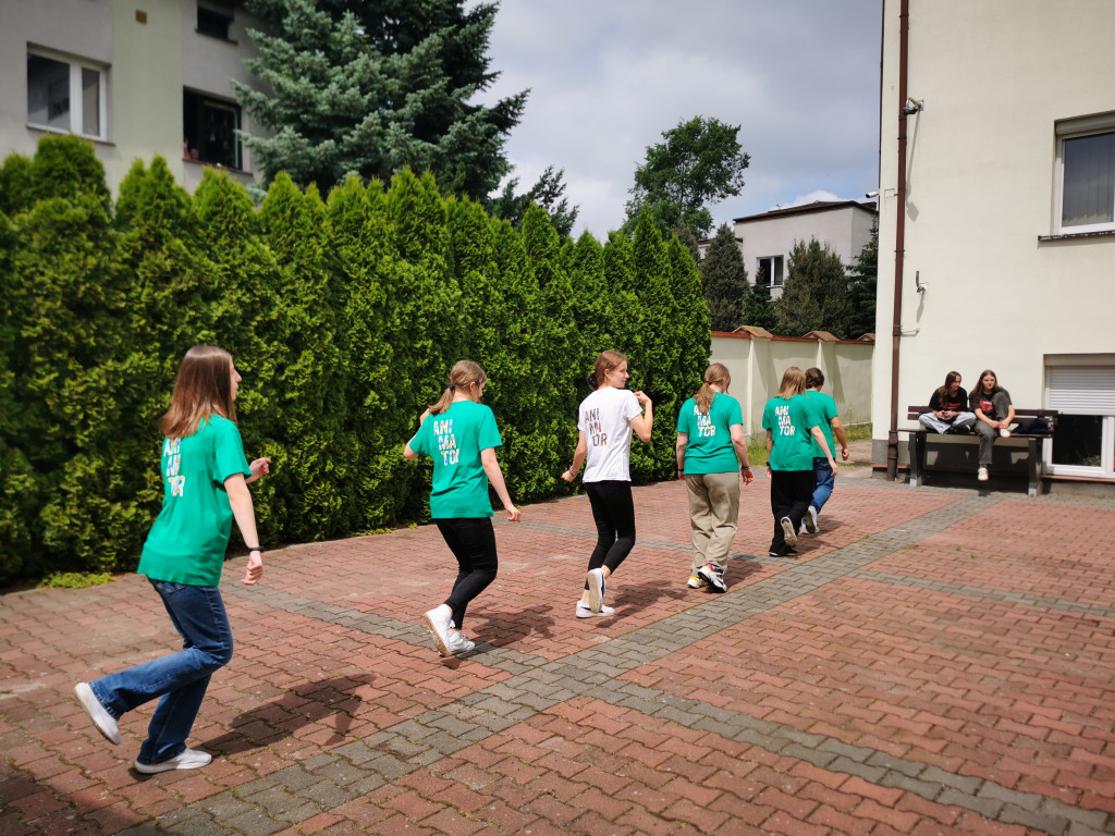 Wchodzą w przerwę tanecznym krokiem