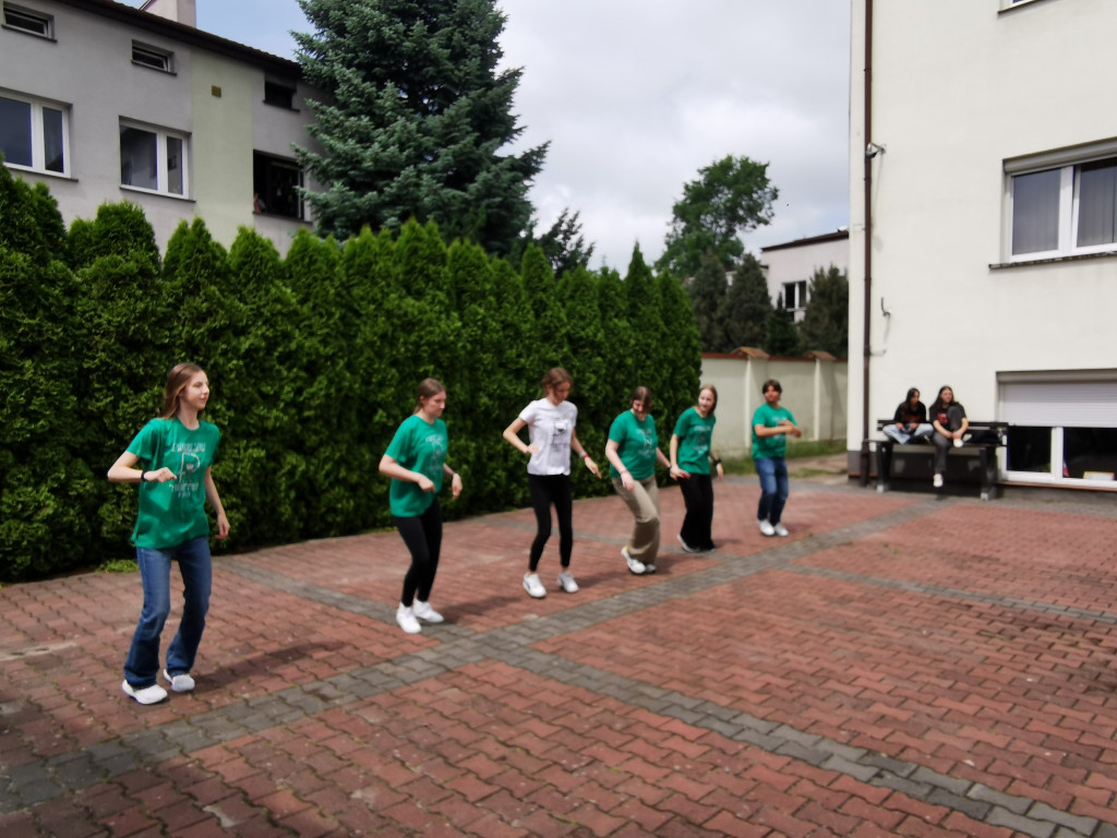 Wchodzą w przerwę tanecznym krokiem