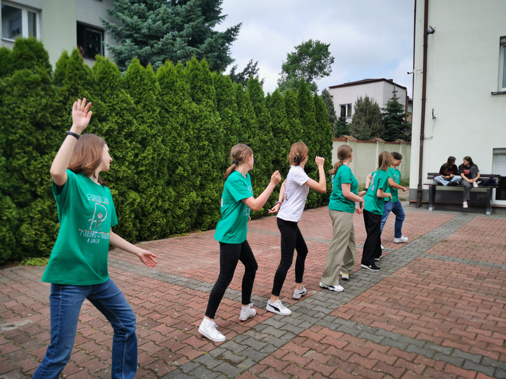 Wchodzą w przerwę tanecznym krokiem