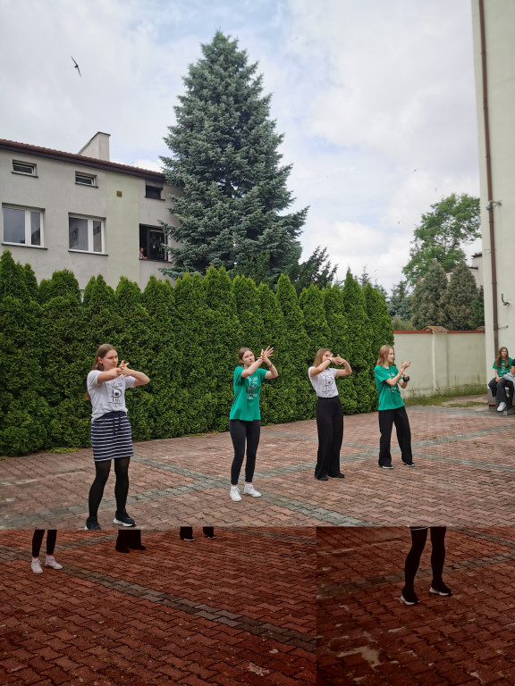 Wchodzą w przerwę tanecznym krokiem