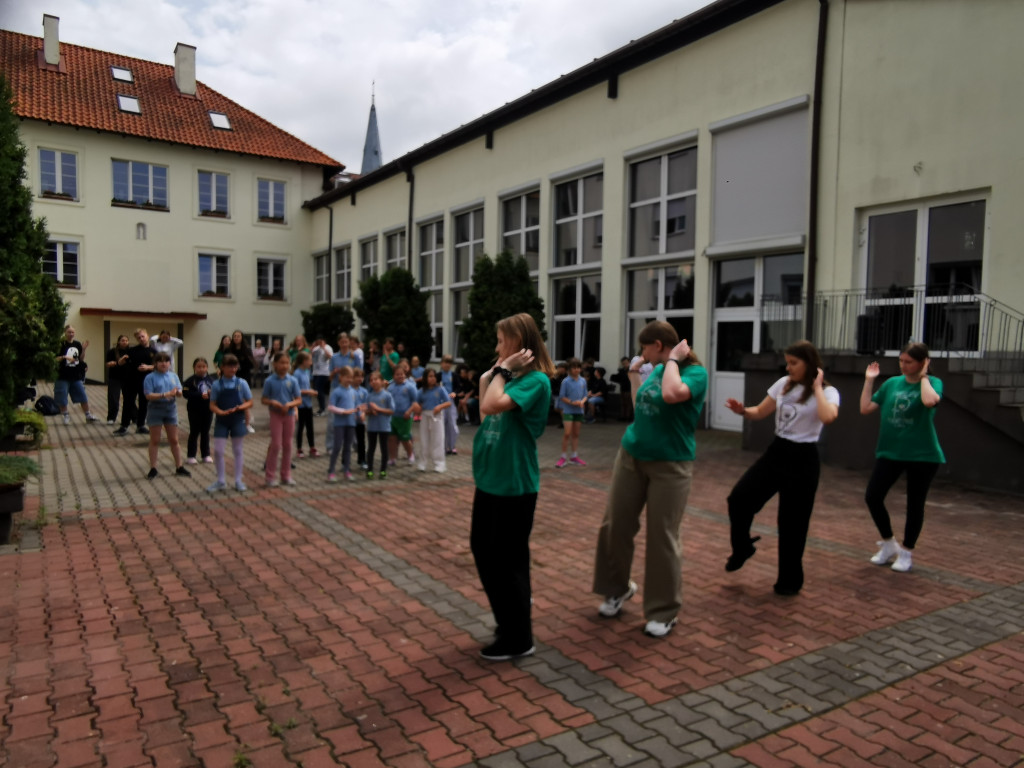 Wchodzą w przerwę tanecznym krokiem