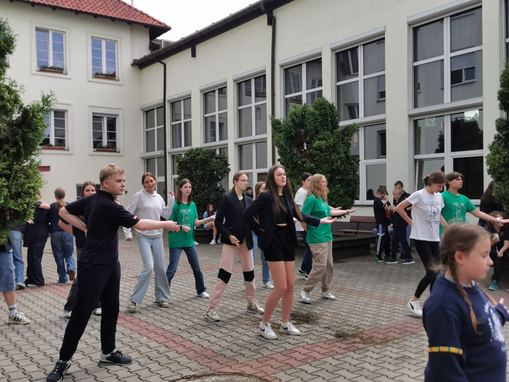 Wchodzą w przerwę tanecznym krokiem