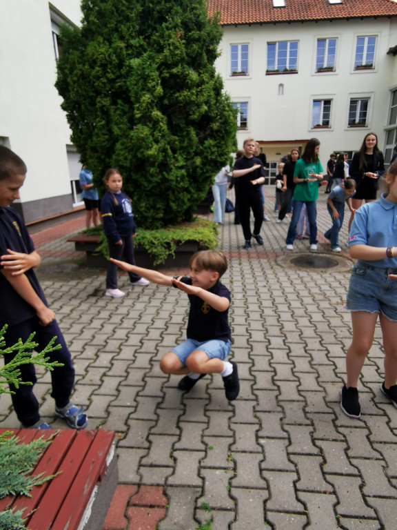 Wchodzą w przerwę tanecznym krokiem