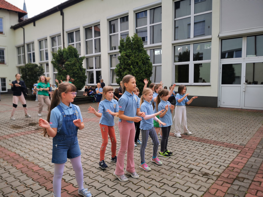 Wchodzą w przerwę tanecznym krokiem