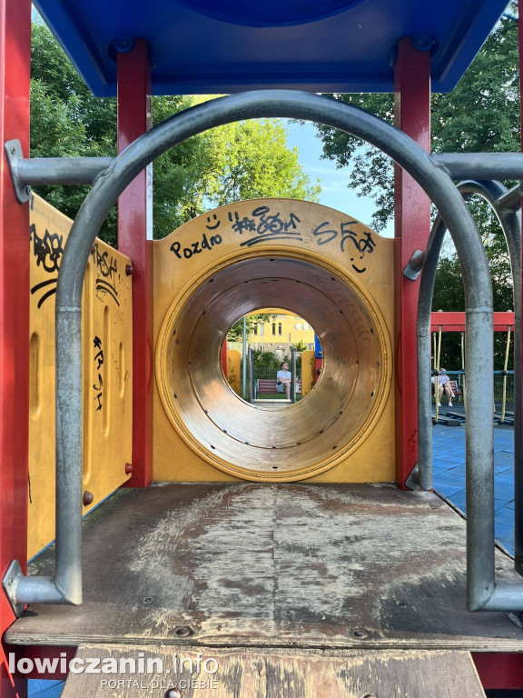 Czy dzieci mogą tu bezpiecznie się bawić?