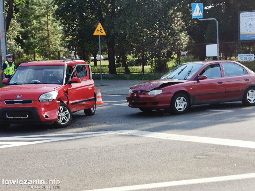 Zderzenie dwóch samochodów osobowych w Łowiczu