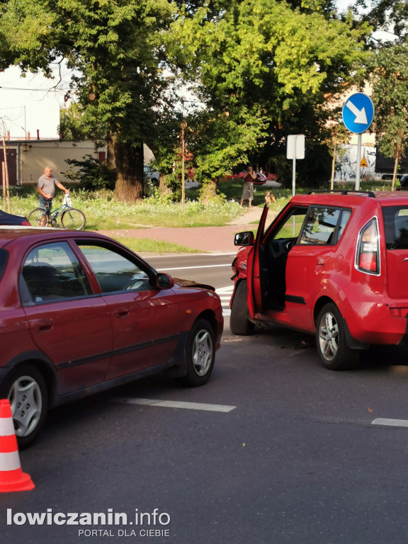 Zderzenie dwóch samochodów osobowych w Łowiczu