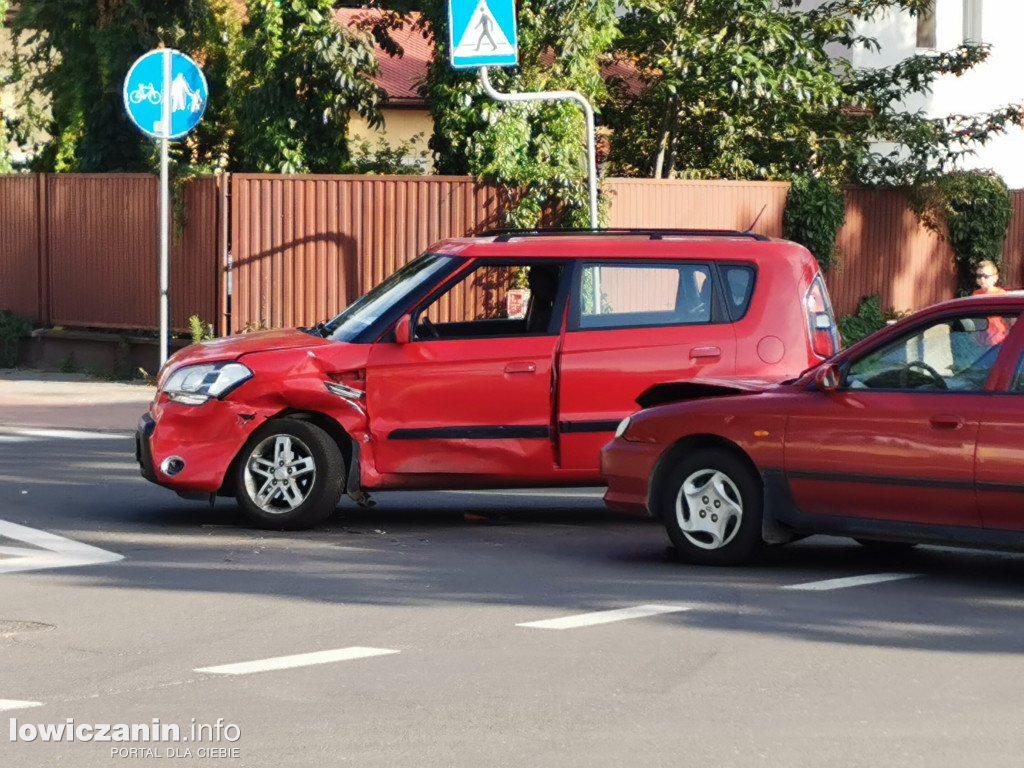 Zderzenie dwóch samochodów osobowych w Łowiczu