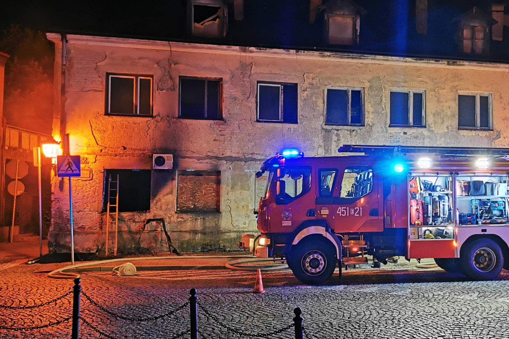 Pożar pustostanu na Nowym Rynku w Łowiczu