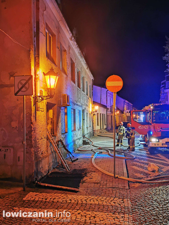 Pożar pustostanu na Nowym Rynku w Łowiczu