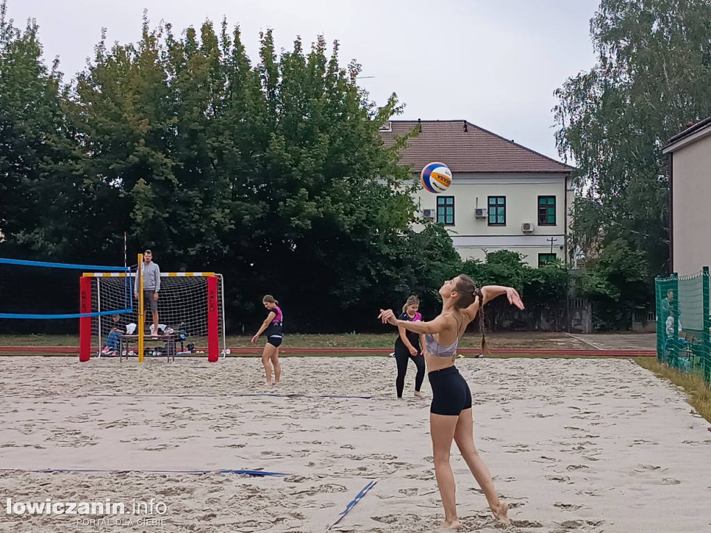 I Powiatowe Mistrzostwa Łowicza w piłkę plażową