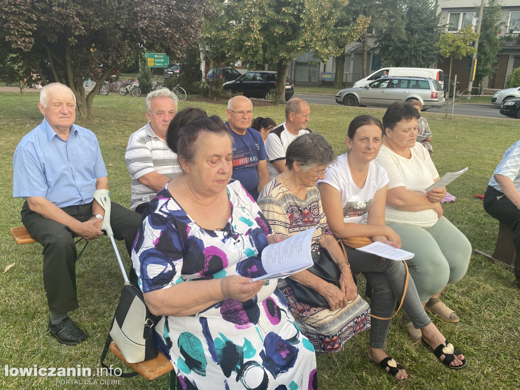 Kiernozia. Wspólne śpiewanie w 104 rocznicę ,,Cudu nad Wisłą”