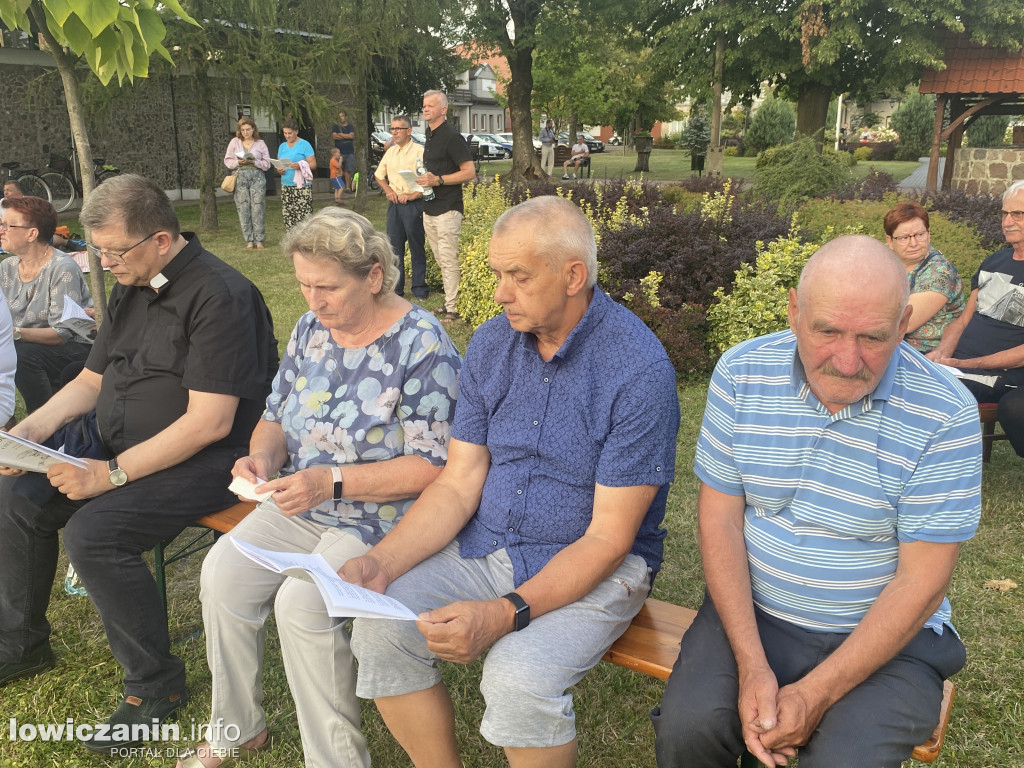 Kiernozia. Wspólne śpiewanie w 104 rocznicę ,,Cudu nad Wisłą”