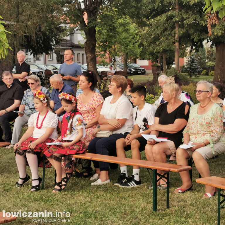 Kiernozia. Wspólne śpiewanie w 104 rocznicę ,,Cudu nad Wisłą”