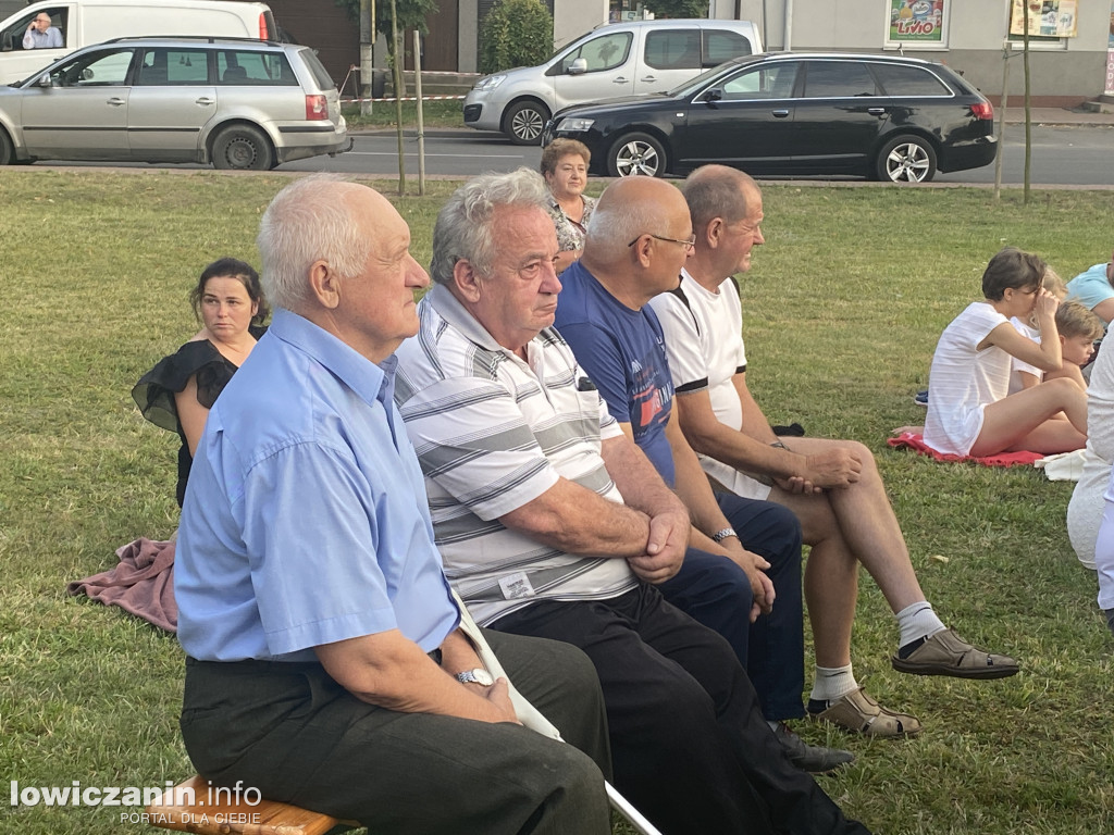 Kiernozia. Wspólne śpiewanie w 104 rocznicę ,,Cudu nad Wisłą”