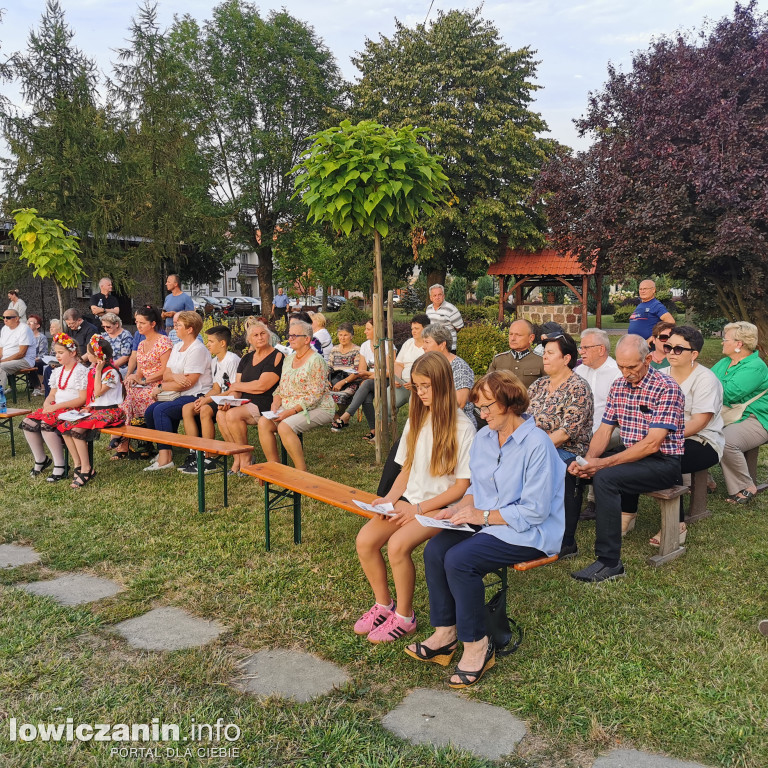 Kiernozia. Wspólne śpiewanie w 104 rocznicę ,,Cudu nad Wisłą”