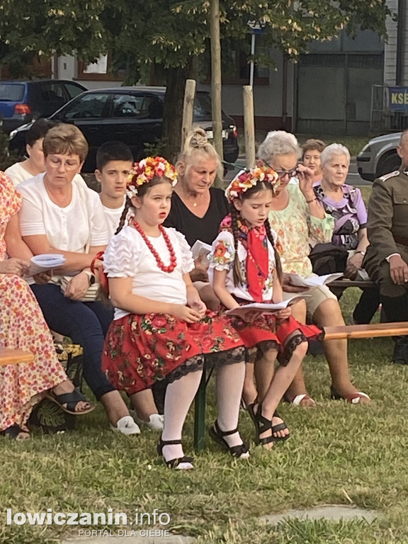 Kiernozia. Wspólne śpiewanie w 104 rocznicę ,,Cudu nad Wisłą”