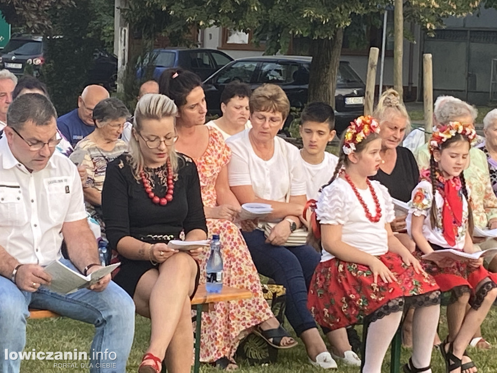 Kiernozia. Wspólne śpiewanie w 104 rocznicę ,,Cudu nad Wisłą”