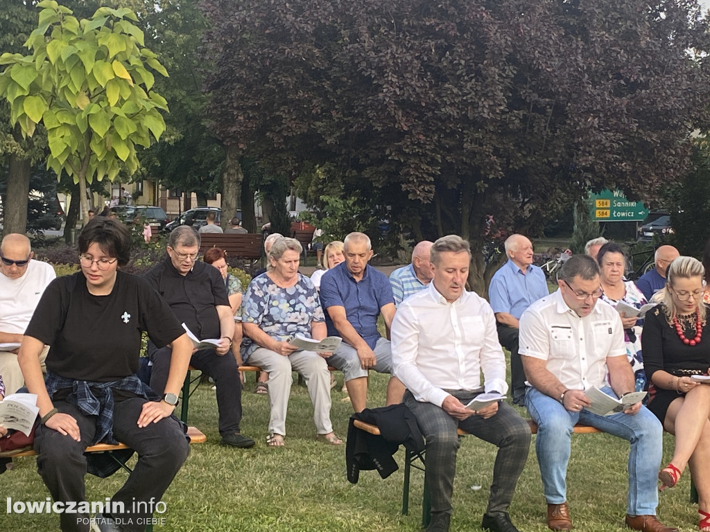 Kiernozia. Wspólne śpiewanie w 104 rocznicę ,,Cudu nad Wisłą”