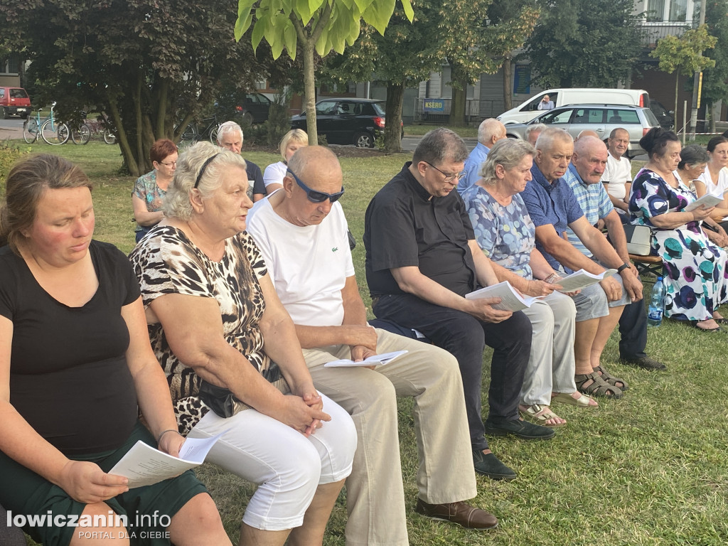 Kiernozia. Wspólne śpiewanie w 104 rocznicę ,,Cudu nad Wisłą”