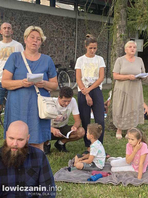 Kiernozia. Wspólne śpiewanie w 104 rocznicę ,,Cudu nad Wisłą”