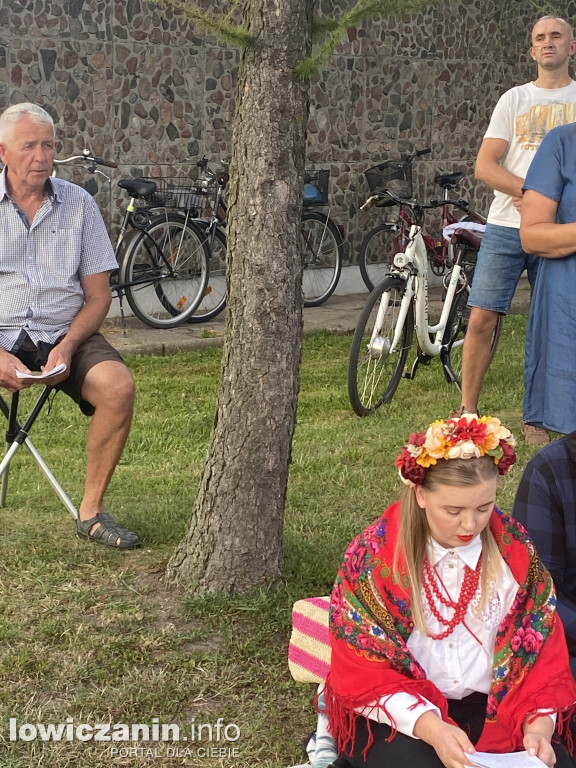 Kiernozia. Wspólne śpiewanie w 104 rocznicę ,,Cudu nad Wisłą”