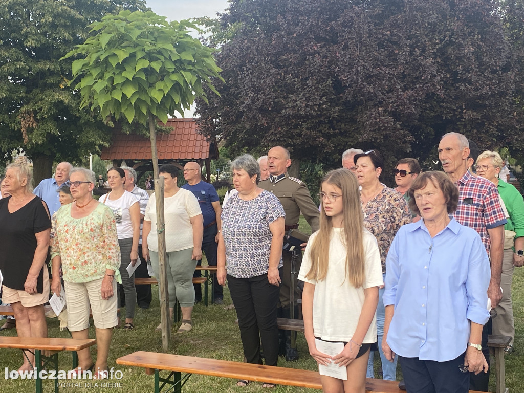 Kiernozia. Wspólne śpiewanie w 104 rocznicę ,,Cudu nad Wisłą”