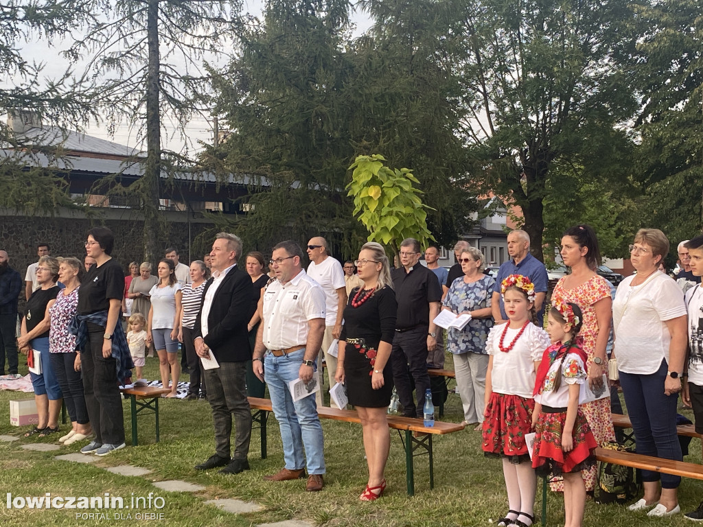 Kiernozia. Wspólne śpiewanie w 104 rocznicę ,,Cudu nad Wisłą”