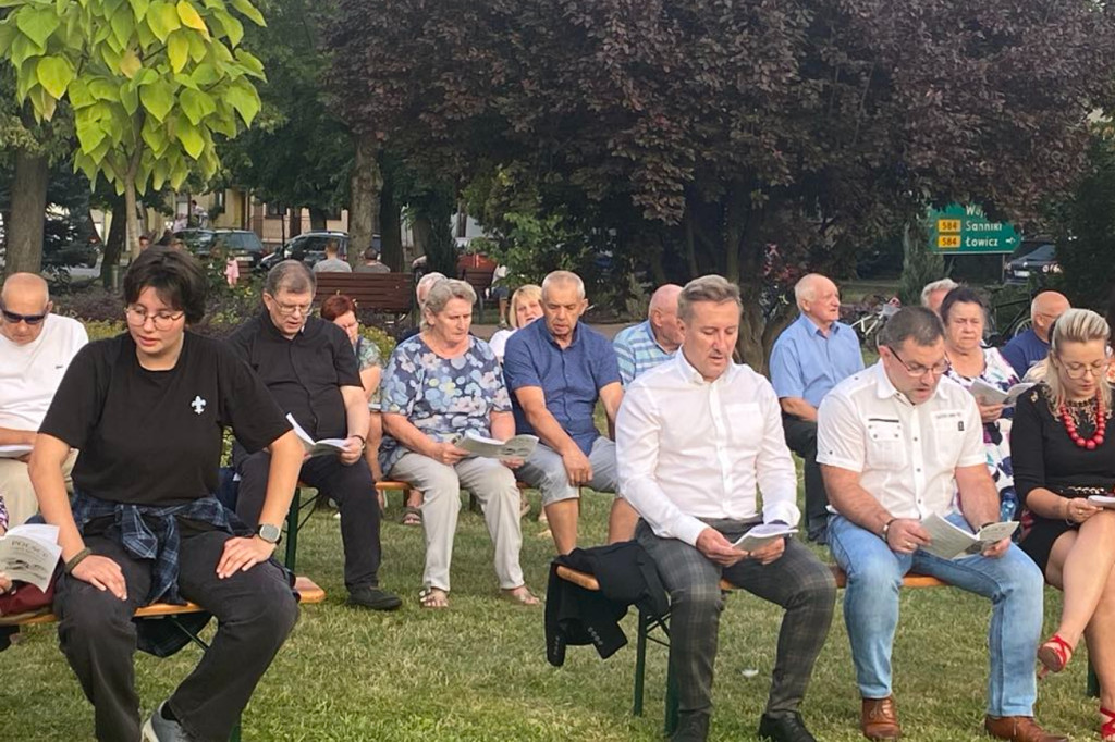 Kiernozia. Wspólne śpiewanie w 104 rocznicę ,,Cudu nad Wisłą”