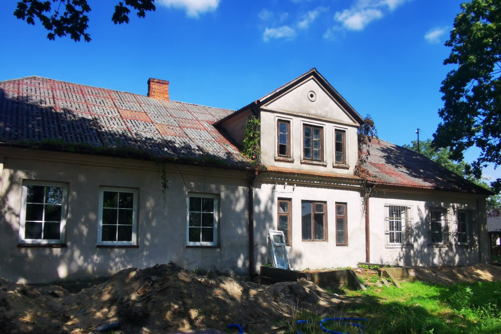 Remont zabytkowego dworu i budowa placu zabaw w Chąśnie