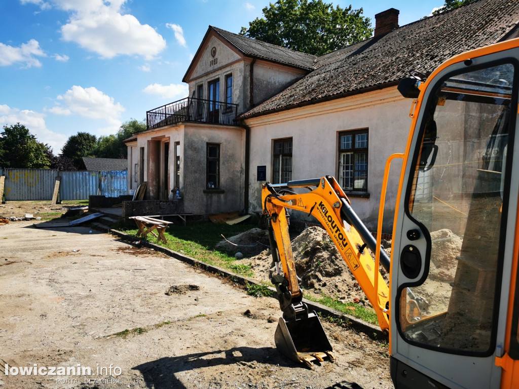 Remont zabytkowego dworu i budowa placu zabaw w Chąśnie