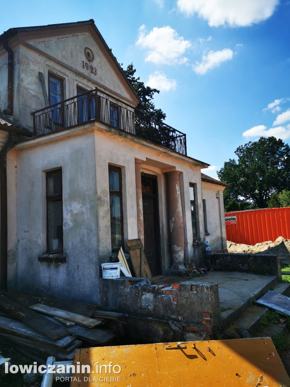 Remont zabytkowego dworu i budowa placu zabaw w Chąśnie