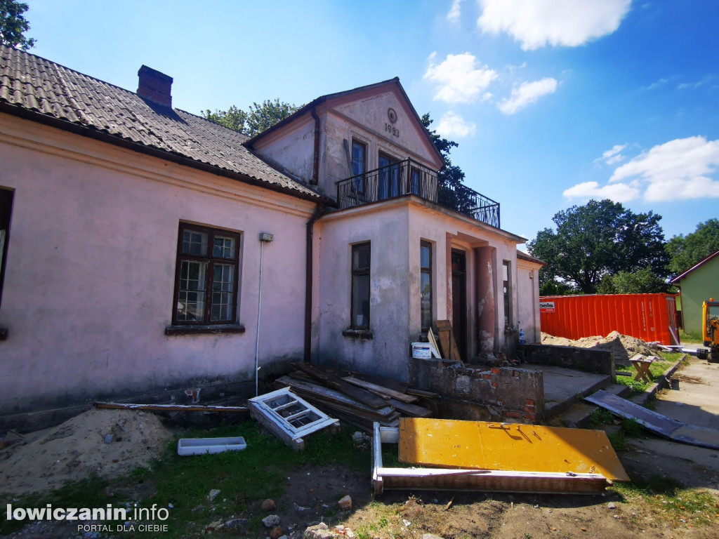 Remont zabytkowego dworu i budowa placu zabaw w Chąśnie