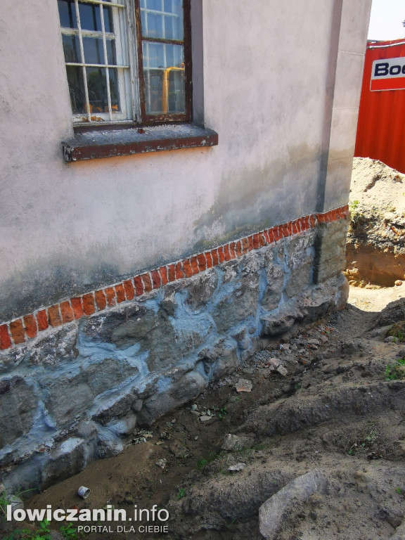 Remont zabytkowego dworu i budowa placu zabaw w Chąśnie