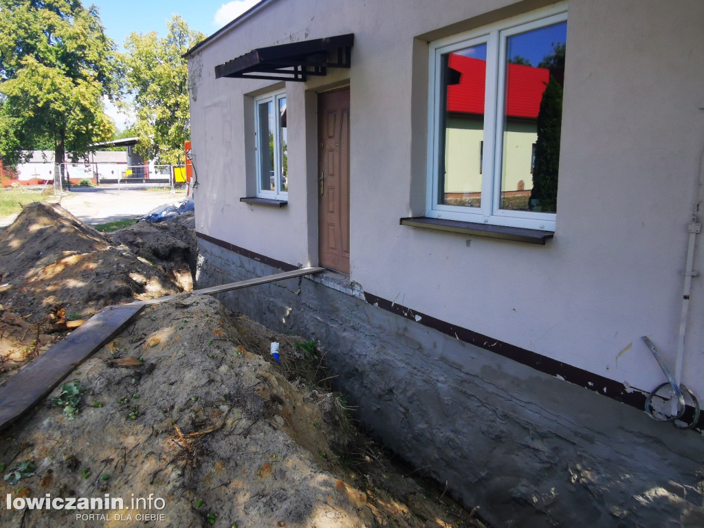 Remont zabytkowego dworu i budowa placu zabaw w Chąśnie