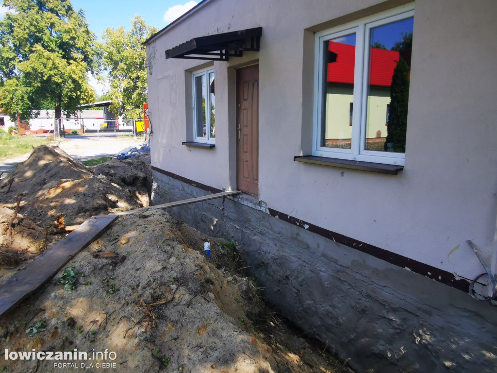 Remont zabytkowego dworu i budowa placu zabaw w Chąśnie