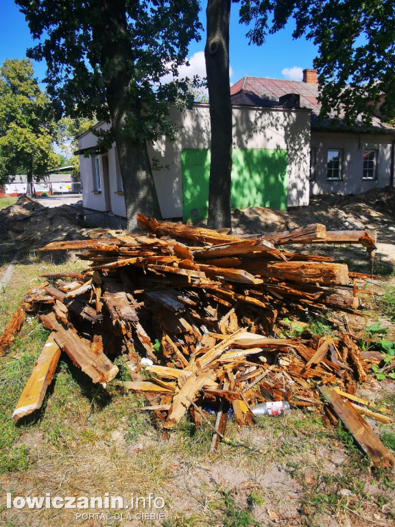 Remont zabytkowego dworu i budowa placu zabaw w Chąśnie