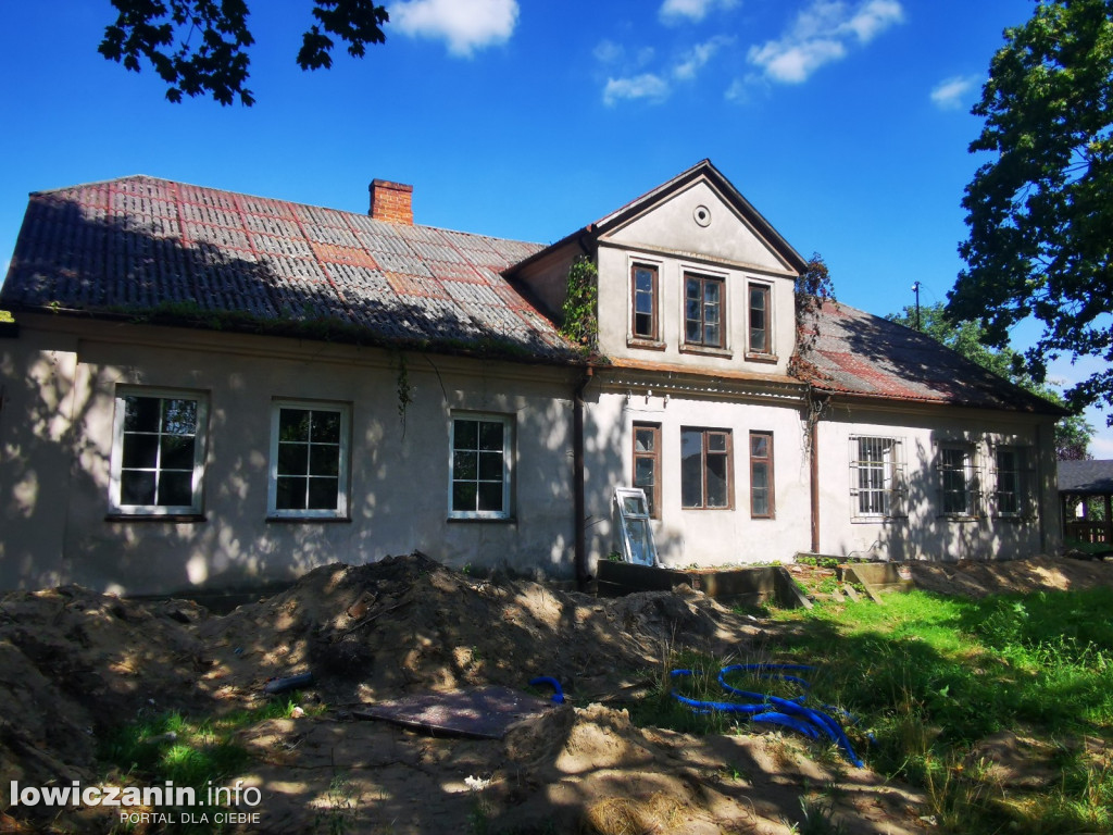 Remont zabytkowego dworu i budowa placu zabaw w Chąśnie