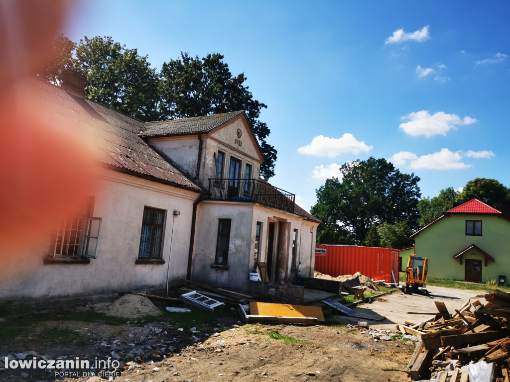 Remont zabytkowego dworu i budowa placu zabaw w Chąśnie